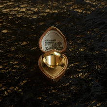 Load image into Gallery viewer, 19th c. 18k Gold Earle / Earl Family Crest Signet Ring