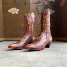 Load image into Gallery viewer, c. 1910s Brown Lace Up Boots | Approx Sz 9