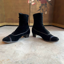 Load image into Gallery viewer, c. 1910s Black Velvet Side Button Boots | Approx Sz 7.5-8