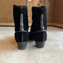 Load image into Gallery viewer, c. 1910s Black Velvet Side Button Boots | Approx Sz 7.5-8