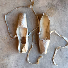 Load image into Gallery viewer, Early-Mid 19th c. Cream Silk Slippers