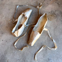 Load image into Gallery viewer, Early-Mid 19th c. Cream Silk Slippers