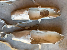 Load image into Gallery viewer, Early-Mid 19th c. Cream Silk Slippers