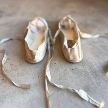 Load image into Gallery viewer, Early-Mid 19th c. Cream Silk Slippers