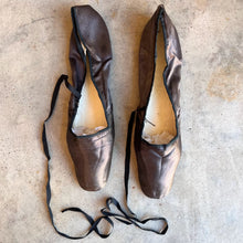 Load image into Gallery viewer, Early 19th c. Grey Silk Slippers