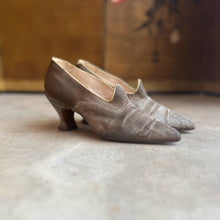 Load image into Gallery viewer, c. 1910s-1920s Lamé Pumps | Approx Sz 7