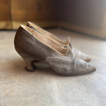 Load image into Gallery viewer, c. 1910s-1920s Lamé Pumps | Approx Sz 7