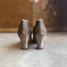 Load image into Gallery viewer, c. 1910s-1920s Lamé Pumps | Approx Sz 7