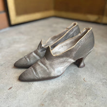 Load image into Gallery viewer, c. 1910s-1920s Lamé Pumps | Approx Sz 7