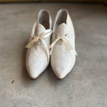 Load image into Gallery viewer, c. 1910s White Pumps | Approx Sz 5