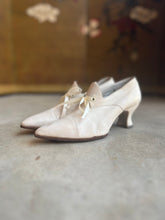 Load image into Gallery viewer, c. 1910s White Pumps | Approx Sz 5