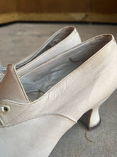 Load image into Gallery viewer, c. 1910s White Pumps | Approx Sz 5