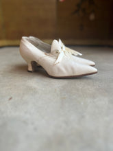 Load image into Gallery viewer, c. 1910s White Pumps | Approx Sz 5