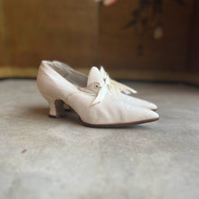 Load image into Gallery viewer, c. 1910s White Pumps | Approx Sz 5