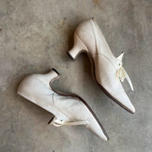 Load image into Gallery viewer, c. 1910s White Pumps | Approx Sz 5