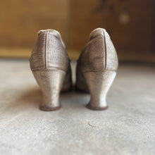Load image into Gallery viewer, c. 1910s-1920s Lamé Pumps | Approx Sz 7.5