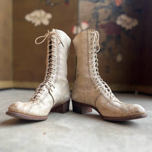 Load image into Gallery viewer, c. 1910s Cream Lace Up Boots | Approx Sz 6