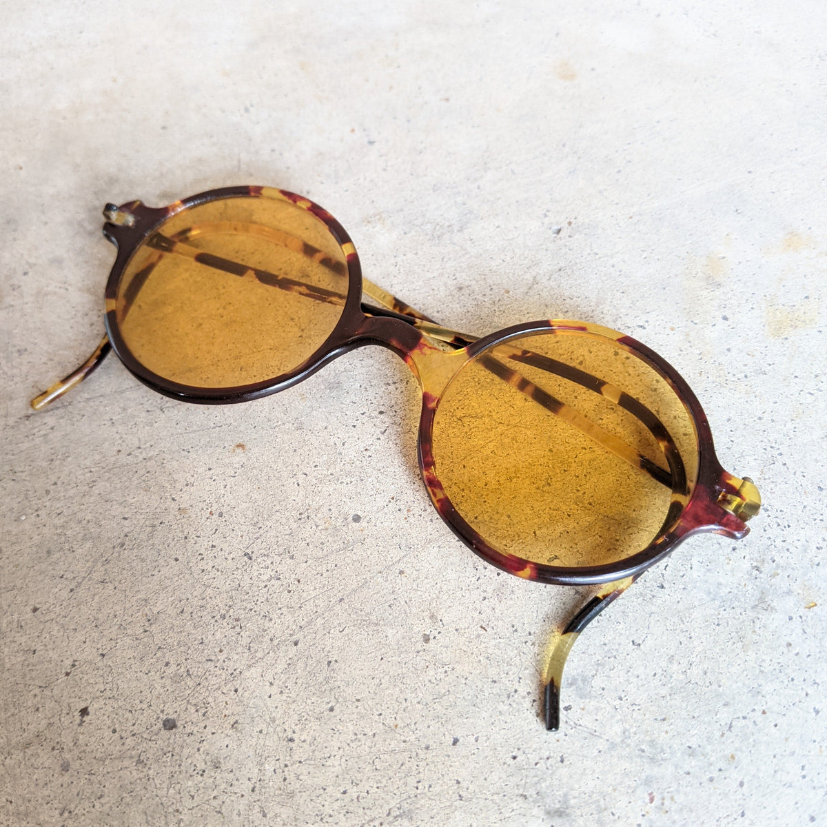 Vintage Faux Tortoise Oversized Sunglasses. NOS   Italy Step into the swagger of 1984. These Iconic Vintage Ray-Ban  main image 2