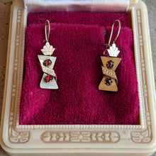 Load image into Gallery viewer, 1890s Hourglass Earrings