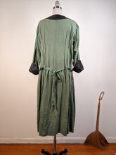 Load image into Gallery viewer, 1920s Green Linen Dress