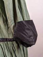 Load image into Gallery viewer, 1920s Green Linen Dress