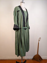 Load image into Gallery viewer, 1920s Green Linen Dress