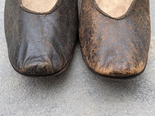 Load image into Gallery viewer, c. 1880s Leather Pumps