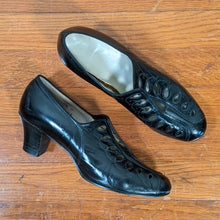 Load image into Gallery viewer, 1930s-1940s Cut Out Pumps