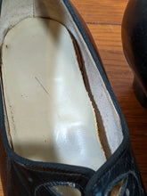 Load image into Gallery viewer, 1930s-1940s Cut Out Pumps