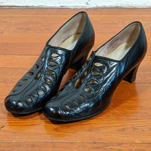 Load image into Gallery viewer, 1930s-1940s Cut Out Pumps