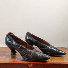 Load image into Gallery viewer, c. 1910s-1920s Black Leather Pumps | Approx Sz 8