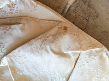 Load image into Gallery viewer, 1890s Cream Silk Gigot Sleeve Bodice