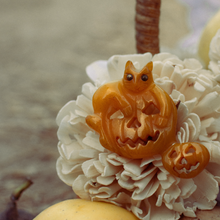 Load image into Gallery viewer, Vintage Bakelite Jack O' Lantern Cat Halloween Brooch