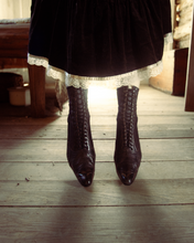 Load image into Gallery viewer, c. 1890s Black Pointed Toe Boots