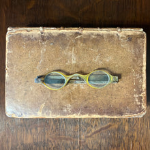 Load image into Gallery viewer, c. 1800 Tortoise Shell Wig Spectacles - Light