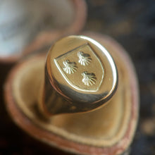 Load image into Gallery viewer, 19th c. 18k Gold Earle / Earl Family Crest Signet Ring