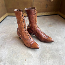 Load image into Gallery viewer, c. 1910s Brown Lace Up Boots | Approx Sz 9