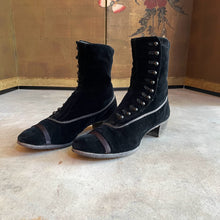 Load image into Gallery viewer, c. 1910s Black Velvet Side Button Boots | Approx Sz 7.5-8