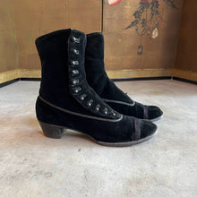 Load image into Gallery viewer, c. 1910s Black Velvet Side Button Boots | Approx Sz 7.5-8