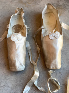 Early-Mid 19th c. Cream Silk Slippers