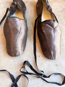 Early 19th c. Grey Silk Slippers