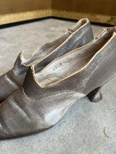 Load image into Gallery viewer, c. 1910s-1920s Lamé Pumps | Approx Sz 7