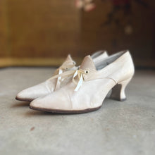 Load image into Gallery viewer, c. 1910s White Pumps | Approx Sz 5