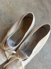 Load image into Gallery viewer, c. 1910s White Pumps | Approx Sz 5