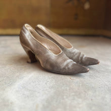 Load image into Gallery viewer, c. 1910s-1920s Lamé Pumps | Approx Sz 7.5