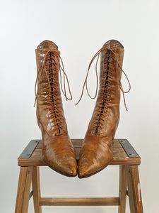 1910s Tan Lace Up Boots | Sz 8-8.5