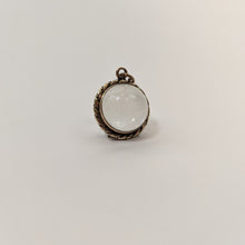 Load image into Gallery viewer, Victorian Pools of Light Locket⁣