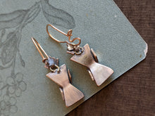 Load image into Gallery viewer, 1890s Hourglass Earrings
