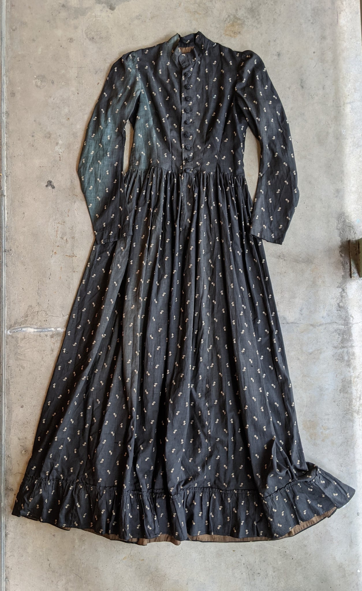 c. 1890s-1900s Dark Indigo Calico Dress – Witchy Vintage c. 1890s-1900s Dark Indigo Calico Dress – Witchy Vintage