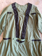 Load image into Gallery viewer, 1920s Green Linen Dress